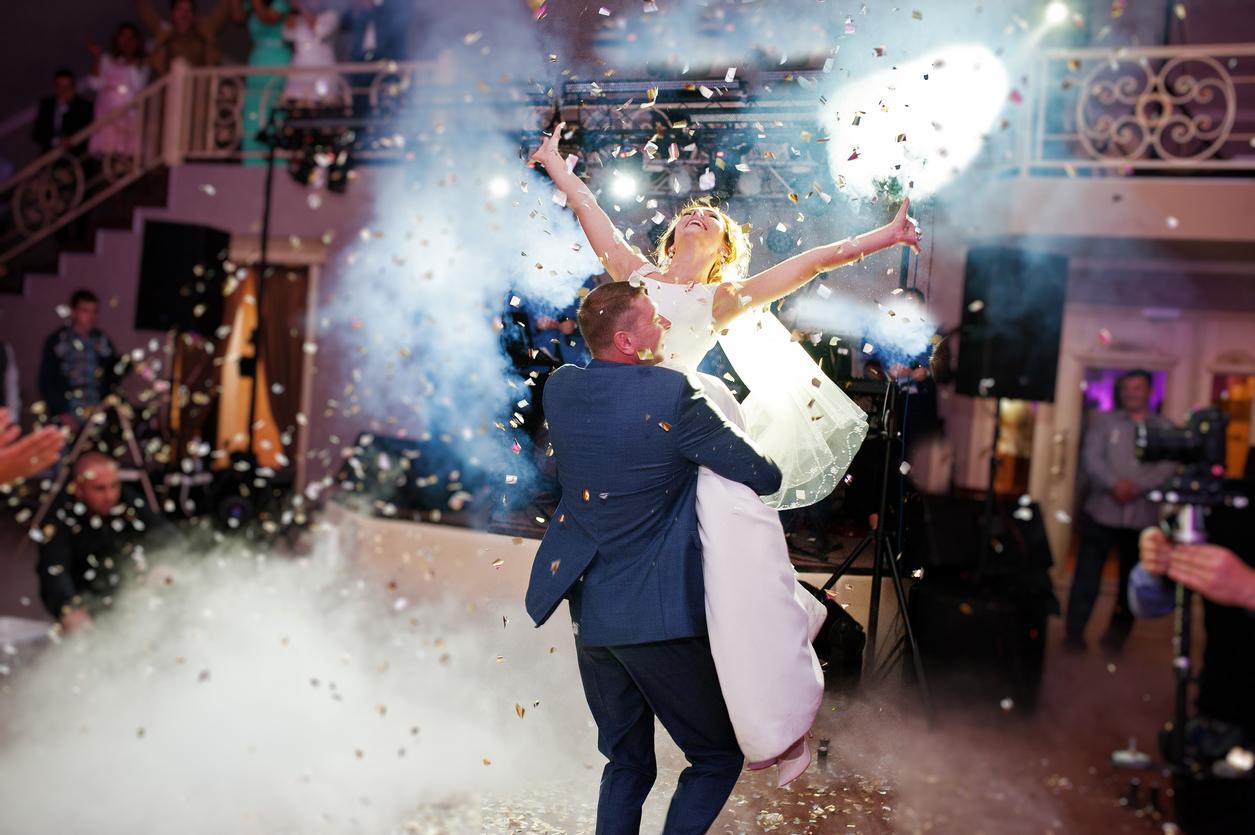 couple-dancing-on-their-wedding-party-img